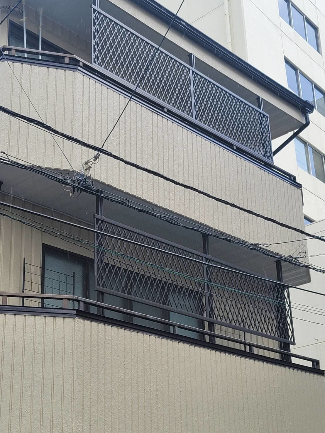 ベランダ転落防止冊設置 | 名古屋市緑区のエクステリア工事ならイズ美