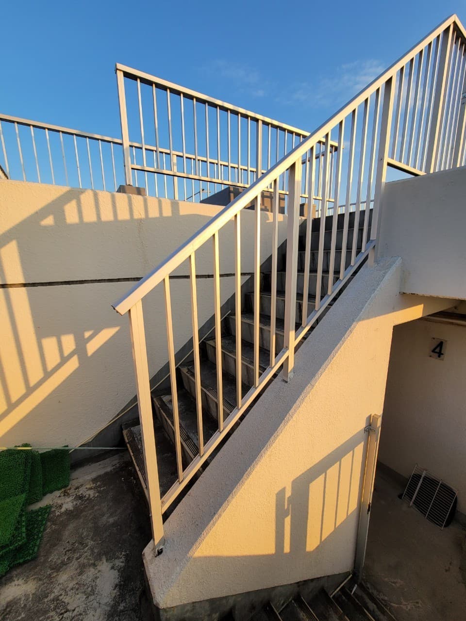 屋上階段手すりの設置 | 名古屋市緑区のエクステリア工事ならイズ美