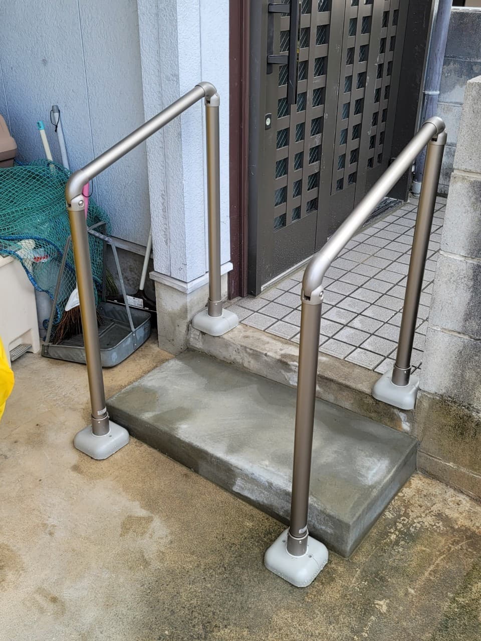 玄関手すり設置 | 名古屋市緑区のエクステリア工事ならイズ美